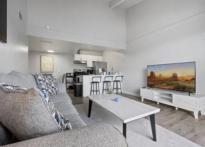 Meticulously Kept Downtown 1-bedroom Oasis Mesa