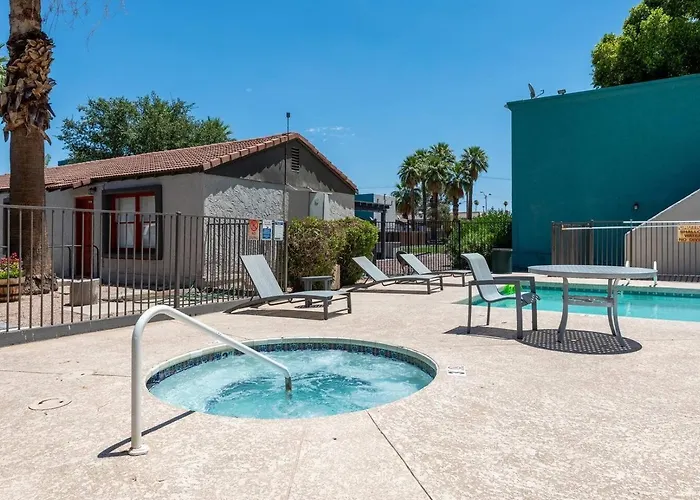 Meticulously Kept Downtown 1-bedroom Oasis Apartment Mesa